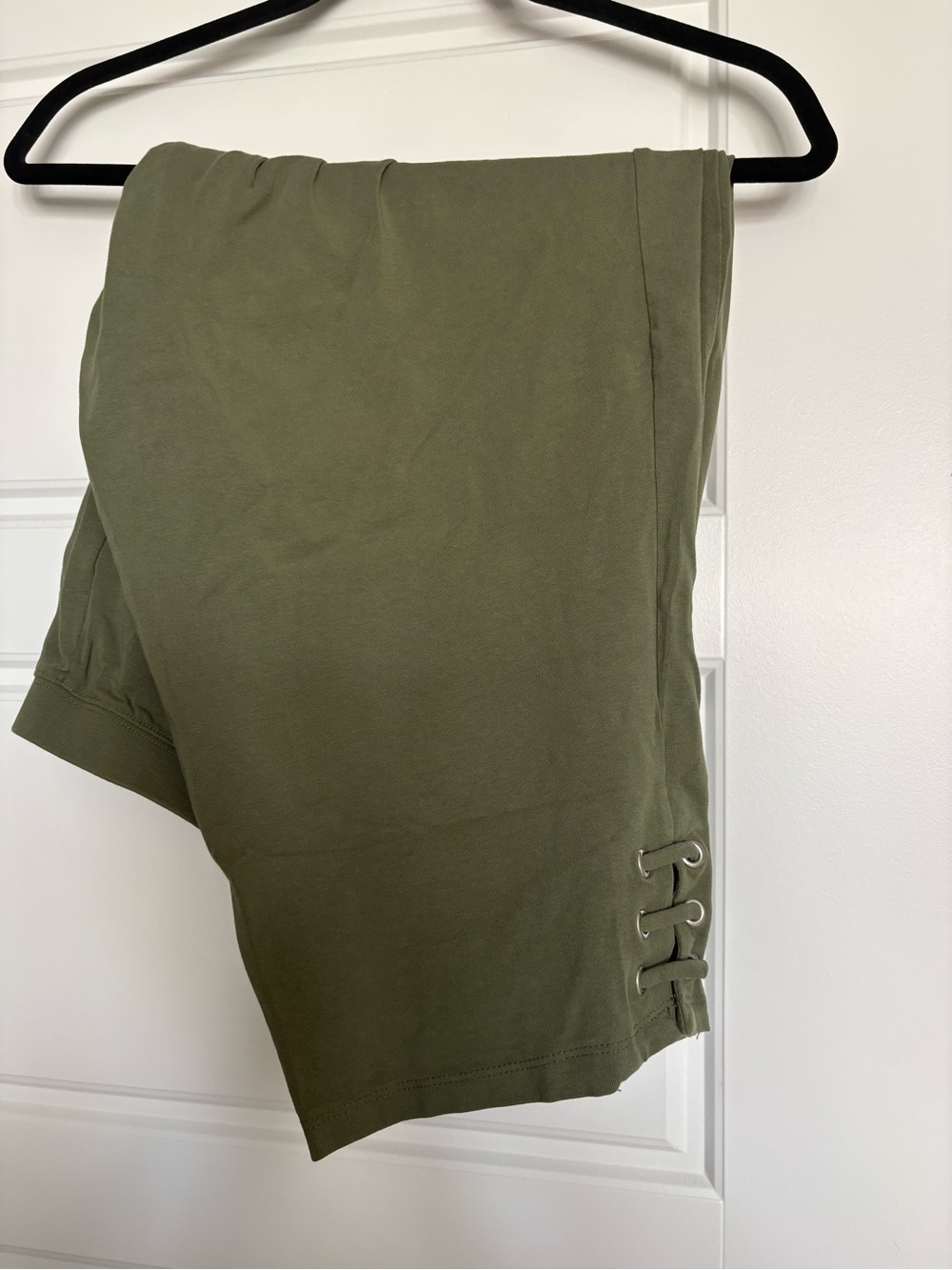 Catherine’s Green crisscross Suprema capris